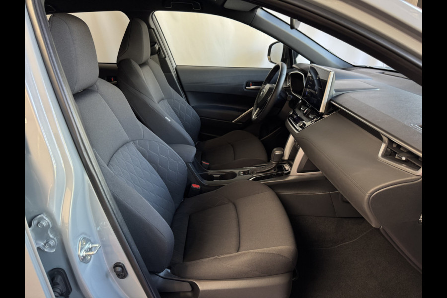 Toyota Corolla Cross HYBRID 140 STYLE STOEL/STUUR VERW. ELEK.KLEP LED KEYLESS CARPLAY NAVI CAMERA ADAP CRUISE PDC ✅ Top auto's Wijchen. Al 30 Jaar verkoop van Toyota  : Benzine / Hybride / PHEV / HEV / Diverse modellen : Style / Executive / Dynamic / Plus / Business / Sport / Active / Premium etc. ✅