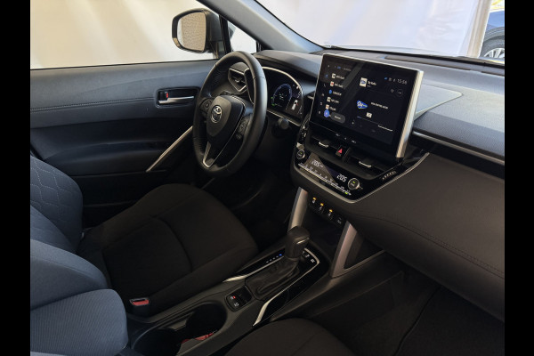 Toyota Corolla Cross HYBRID 140 STYLE STOEL/STUUR VERW. ELEK.KLEP LED KEYLESS CARPLAY NAVI CAMERA ADAP CRUISE PDC ✅ Top auto's Wijchen. Al 30 Jaar verkoop van Toyota  : Benzine / Hybride / PHEV / HEV / Diverse modellen : Style / Executive / Dynamic / Plus / Business / Sport / Active / Premium etc. ✅