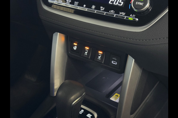 Toyota Corolla Cross HYBRID 140 STYLE STOEL/STUUR VERW. ELEK.KLEP LED KEYLESS CARPLAY NAVI CAMERA ADAP CRUISE PDC ✅ Top auto's Wijchen. Al 30 Jaar verkoop van Toyota  : Benzine / Hybride / PHEV / HEV / Diverse modellen : Style / Executive / Dynamic / Plus / Business / Sport / Active / Premium etc. ✅