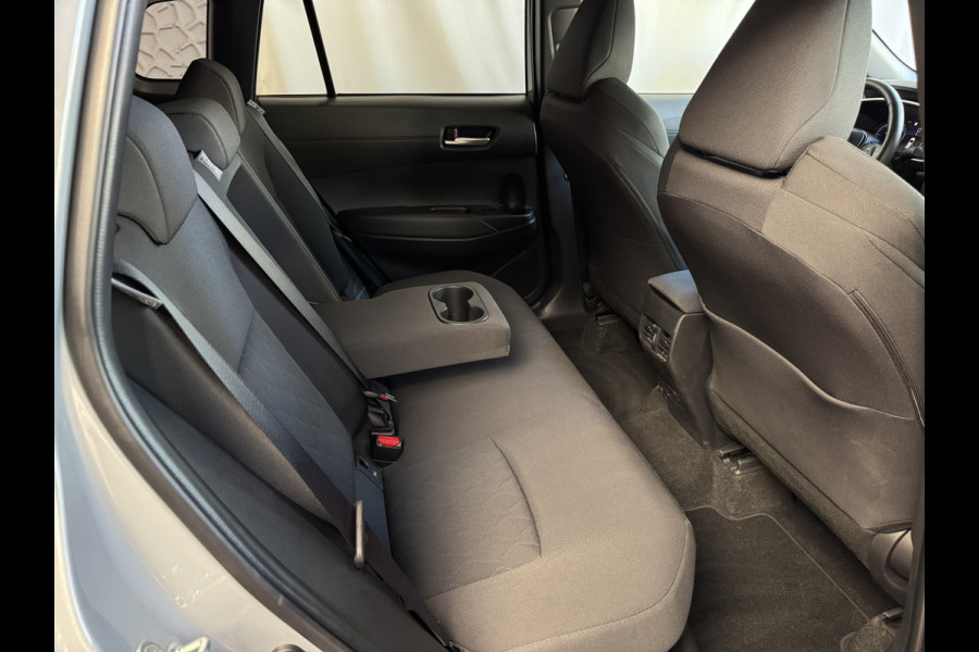 Toyota Corolla Cross HYBRID 140 STYLE STOEL/STUUR VERW. ELEK.KLEP LED KEYLESS CARPLAY NAVI CAMERA ADAP CRUISE PDC ✅ Top auto's Wijchen. Al 30 Jaar verkoop van Toyota  : Benzine / Hybride / PHEV / HEV / Diverse modellen : Style / Executive / Dynamic / Plus / Business / Sport / Active / Premium etc. ✅