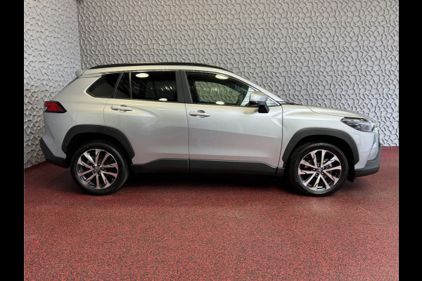 Toyota Corolla Cross HYBRID 140 STYLE STOEL/STUUR VERW. ELEK.KLEP LED KEYLESS CARPLAY NAVI CAMERA ADAP CRUISE PDC ✅ Top auto's Wijchen. Al 30 Jaar verkoop van Toyota  : Benzine / Hybride / PHEV / HEV / Diverse modellen : Style / Executive / Dynamic / Plus / Business / Sport / Active / Premium etc. ✅