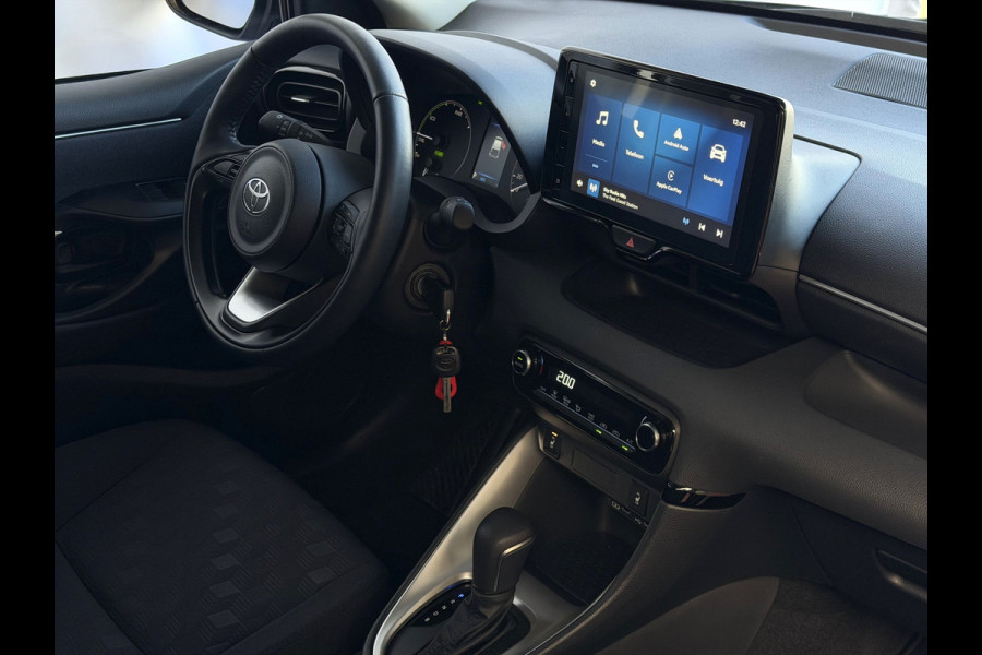 Toyota Yaris 1.5 HYBRID STOEL/STUUR VERW CARPLAY CAMERA LMV ADAP.CRUISE ✅ Top Auto's Wijchen , Al 30 Jaar verkoop van Toyota , Type's Launch / Executive / Dynamic / First Edition / Business / Zowel Phev / Hev / Benzine / met fabrieksgarantie ✅