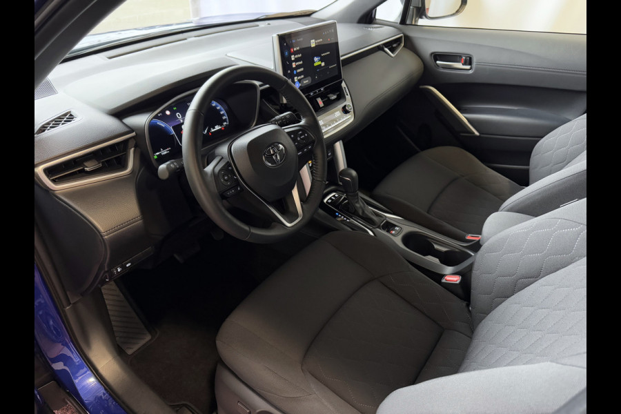 Toyota Corolla Cross 12/2024 HYBRID 140 STYLE LED KEYLESS CARPLAY NAVI CAMERA STOEL/STUUR VERW. ELEK.KLEP ADAP CRUISE PDC ✅ Top Auto's Wijchen , Al 30 Jaar verkoop van Toyota , Type's Launch / Executive / Dynamic / First Edition / Business / Zowel Phev / Hev / Benzine / met fabrieksgarantie ✅