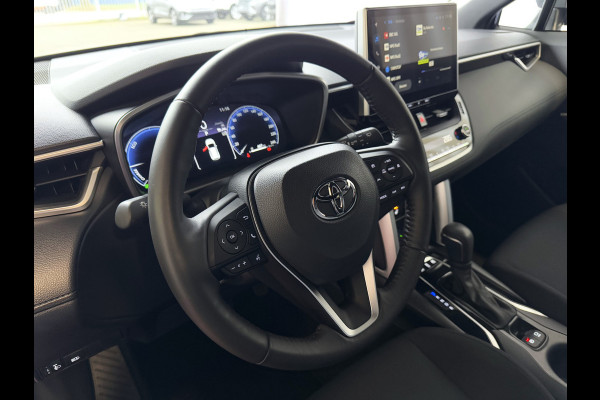 Toyota Corolla Cross 12/2024 HYBRID 140 STYLE LED KEYLESS CARPLAY NAVI CAMERA STOEL/STUUR VERW. ELEK.KLEP ADAP CRUISE PDC ✅ Top Auto's Wijchen , Al 30 Jaar verkoop van Toyota , Type's Launch / Executive / Dynamic / First Edition / Business / Zowel Phev / Hev / Benzine / met fabrieksgarantie ✅