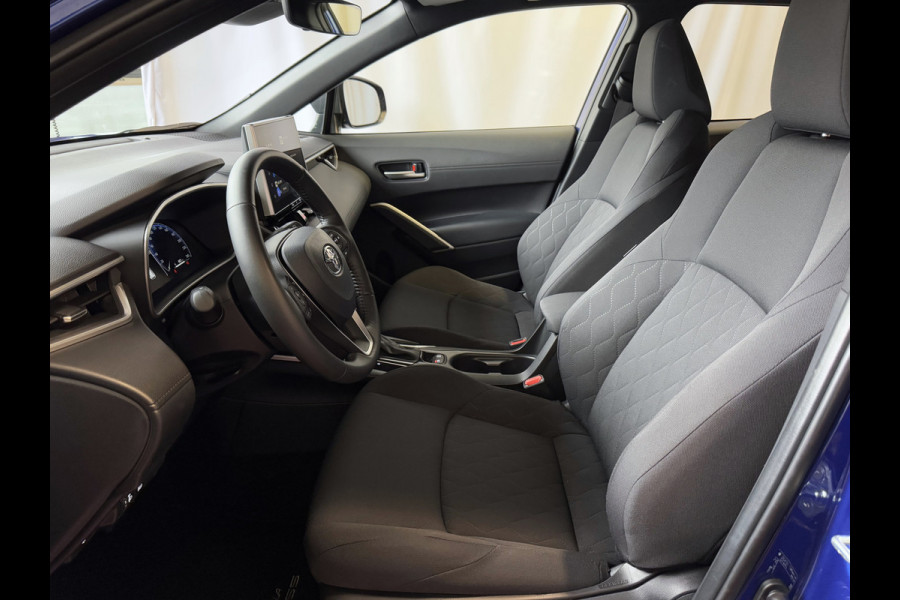 Toyota Corolla Cross 12/2024 HYBRID 140 STYLE LED KEYLESS CARPLAY NAVI CAMERA STOEL/STUUR VERW. ELEK.KLEP ADAP CRUISE PDC ✅ Top Auto's Wijchen , Al 30 Jaar verkoop van Toyota , Type's Launch / Executive / Dynamic / First Edition / Business / Zowel Phev / Hev / Benzine / met fabrieksgarantie ✅