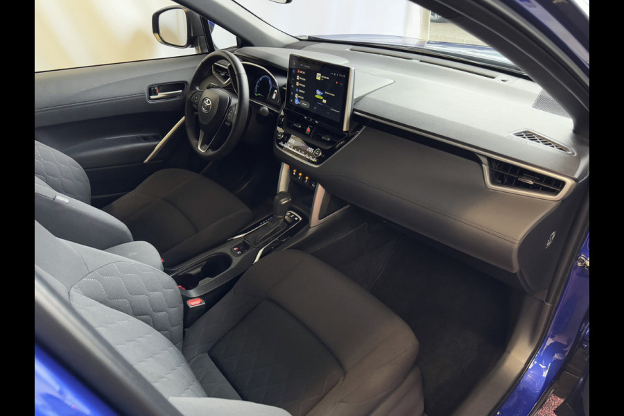 Toyota Corolla Cross 12/2024 HYBRID 140 STYLE LED KEYLESS CARPLAY NAVI CAMERA STOEL/STUUR VERW. ELEK.KLEP ADAP CRUISE PDC ✅ Top Auto's Wijchen , Al 30 Jaar verkoop van Toyota , Type's Launch / Executive / Dynamic / First Edition / Business / Zowel Phev / Hev / Benzine / met fabrieksgarantie ✅
