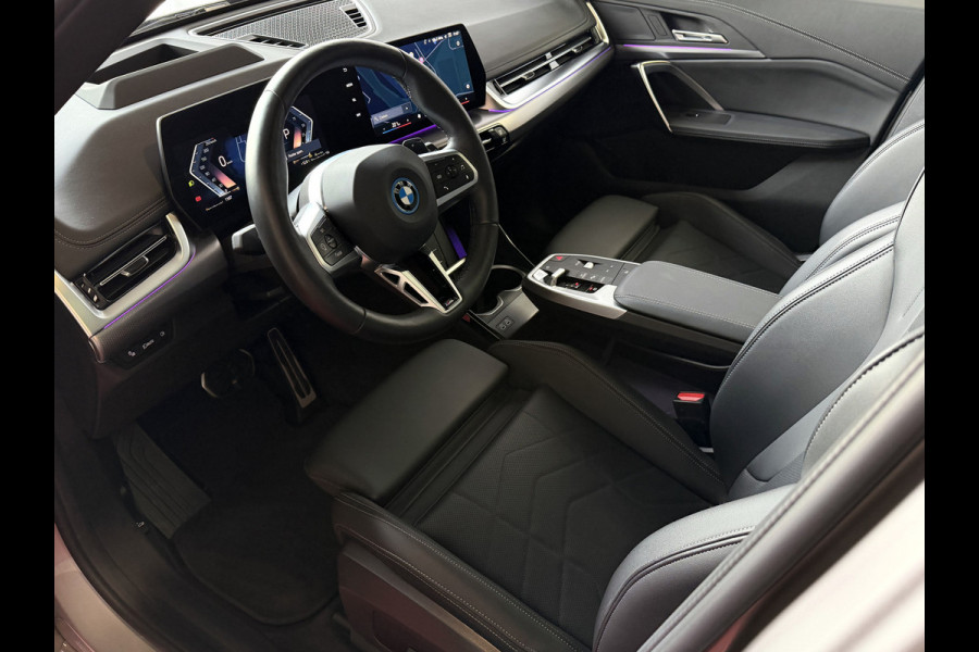 BMW X1 XDRIVE 25E M-SPORT LED PANO.SCHUIFDAK HEADUP ELEK.KLEP NAVI 360.CAM STOELVERW M-SHADOW LINE ELEK.STOEL ZWARTE.HEMEL 06/2025 PHEV PLUG IN HYBRID AWD 4X4 4WD ✅ Top Auto's. Al 30 Jaar uw Bmw Specialist in ,  BMW M / M Sport / PHEV / HEV / Hybrid / Mhev / 25e / 30e / xDrive25e // xDrive30e / sDrive18i / sDrive20i / sDrive23i ✅