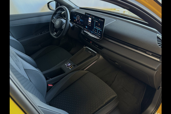 Volkswagen T-Roc 1.5 eTsi R-LINE 150PK EDITION BLACK STYLE 19''LMV IQ LED/GRIL/LOGO STOEL/STUUR.VERW ELEK.KLEP 2026