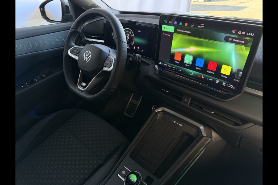 Volkswagen T-Roc 1.5 eTsi R-LINE 150PK EDITION BLACK STYLE 19''LMV IQ LED/GRIL/LOGO STOEL/STUUR.VERW ELEK.KLEP 2026