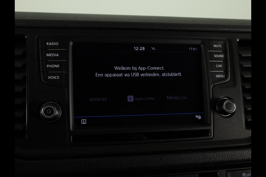 Volkswagen Crafter 35 2.0 TDI L3H2 140 PK | Navigatie via app | Bijrijdersbank | Airco | Side Assist | Inklapbare spiegels | Parkeersensoren voor en achter |