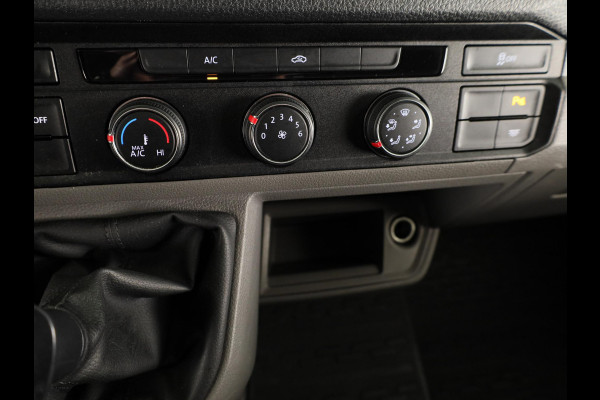 Volkswagen Crafter 35 2.0 TDI L3H2 140 PK | Navigatie via app | Bijrijdersbank | Airco | Side Assist | Inklapbare spiegels | Parkeersensoren voor en achter |