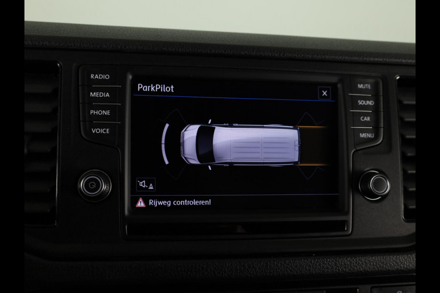 Volkswagen Crafter 35 2.0 TDI L3H2 140 PK | Navigatie via app | Bijrijdersbank | Airco | Side Assist | Inklapbare spiegels | Parkeersensoren voor en achter |