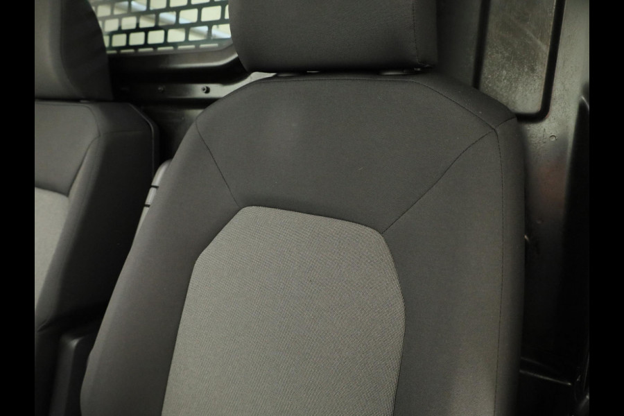 Volkswagen Crafter 35 2.0 TDI L3H2 140 PK | Navigatie via app | Bijrijdersbank | Airco | Side Assist | Inklapbare spiegels | Parkeersensoren voor en achter |