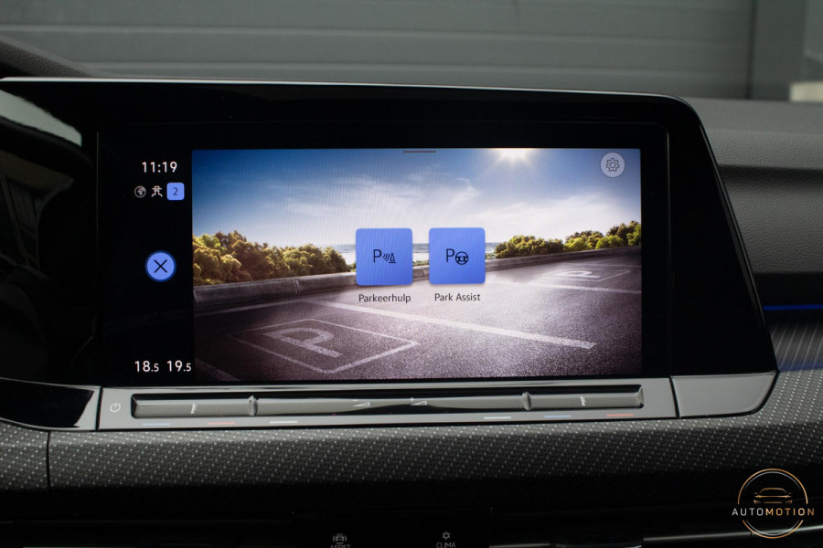 Volkswagen Golf 1.5 eTSI R-Line Business+ PANO CAMERA ACC CARPLAY