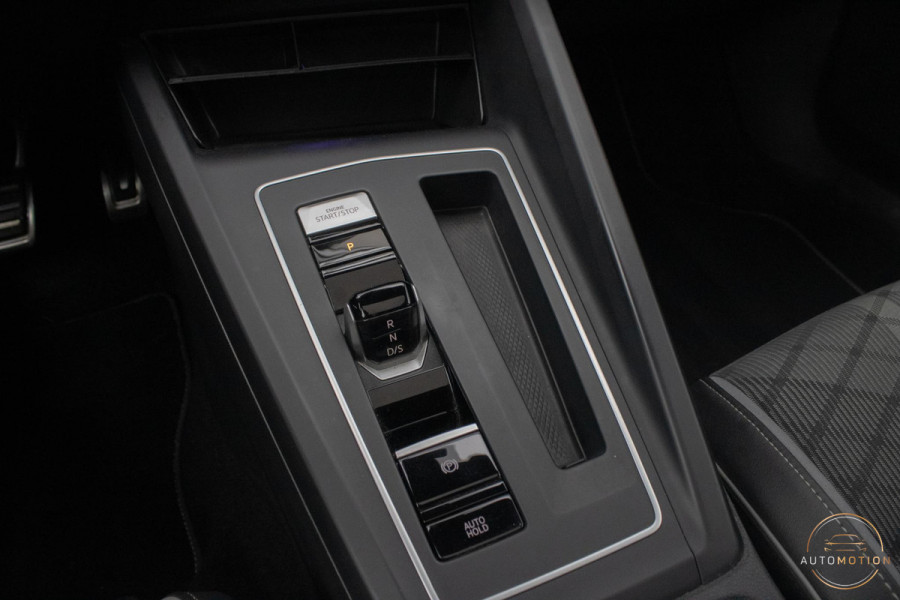 Volkswagen Golf 1.5 eTSI R-Line Business+ PANO CAMERA ACC CARPLAY