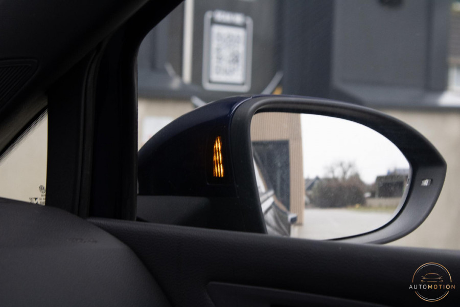 Volkswagen Golf 1.5 eTSI R-Line Business+ PANO CAMERA ACC CARPLAY