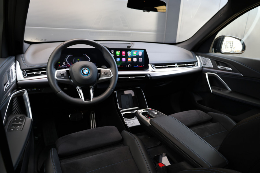 BMW X1 xDrive30e | M-SPORT | NAP! | PANO | H/K AUDIO | HUD | MEMORY | 20'' | KEYLESS | LED ADAPTIEF |