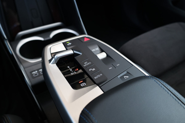 BMW X1 xDrive30e | M-SPORT | NAP! | PANO | H/K AUDIO | HUD | MEMORY | 20'' | KEYLESS | LED ADAPTIEF |