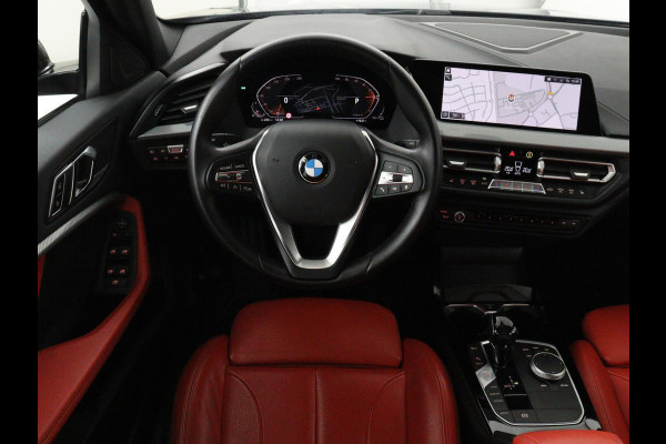BMW 1-serie 118i High Executive | Sport Line | Panoramadak | Leder | Stoelverwarming | Keyless | Live Cockpit | Carplay | Sportstoelen | Navigatie | Spiegel Pakket | Parkeerhulp | Climate control