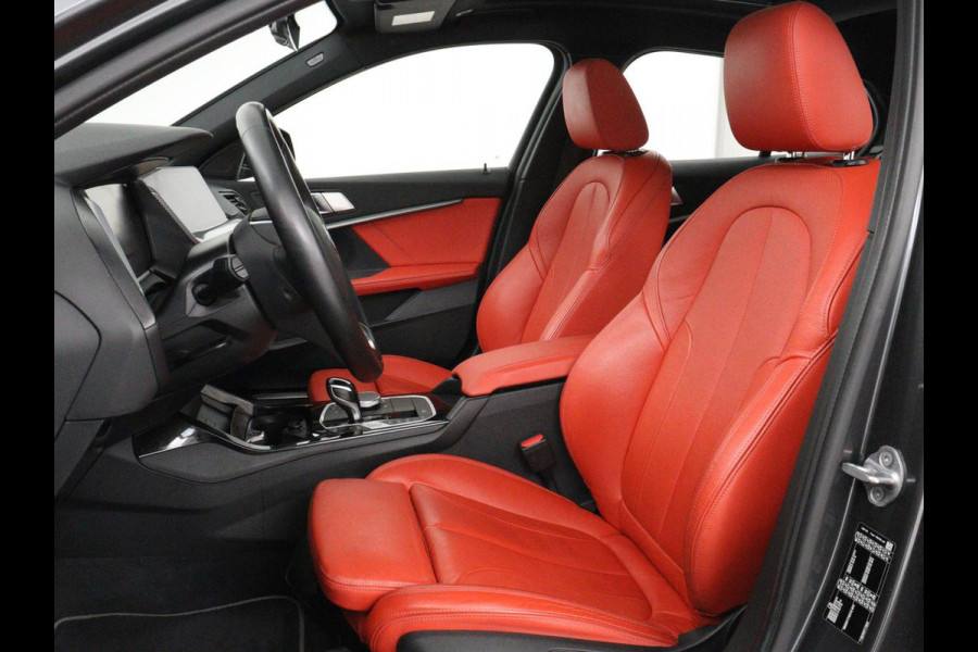 BMW 1-serie 118i High Executive | Sport Line | Panoramadak | Leder | Stoelverwarming | Keyless | Live Cockpit | Carplay | Sportstoelen | Navigatie | Spiegel Pakket | Parkeerhulp | Climate control