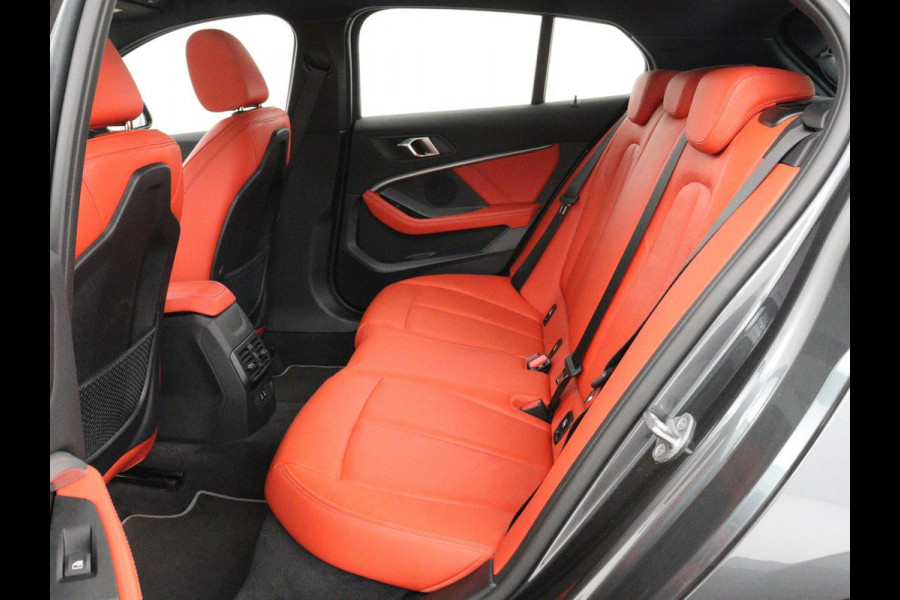 BMW 1-serie 118i High Executive | Sport Line | Panoramadak | Leder | Stoelverwarming | Keyless | Live Cockpit | Carplay | Sportstoelen | Navigatie | Spiegel Pakket | Parkeerhulp | Climate control