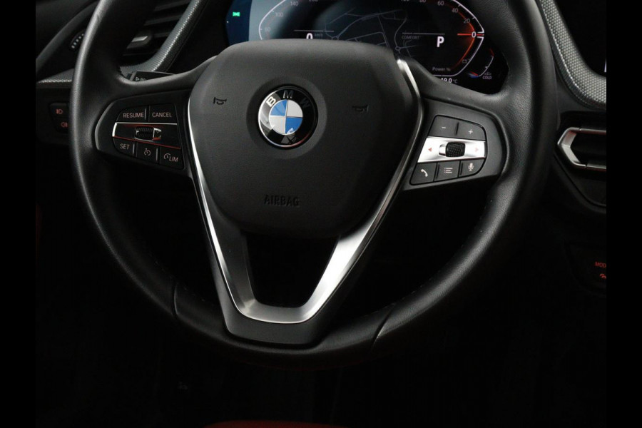BMW 1-serie 118i High Executive | Sport Line | Panoramadak | Leder | Stoelverwarming | Keyless | Live Cockpit | Carplay | Sportstoelen | Navigatie | Spiegel Pakket | Parkeerhulp | Climate control