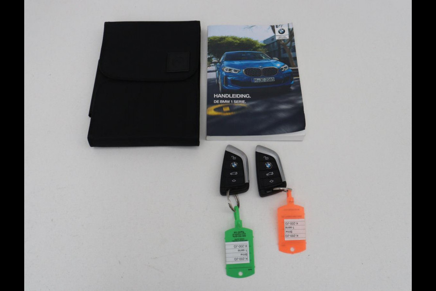 BMW 1-serie 118i High Executive | Sport Line | Panoramadak | Leder | Stoelverwarming | Keyless | Live Cockpit | Carplay | Sportstoelen | Navigatie | Spiegel Pakket | Parkeerhulp | Climate control