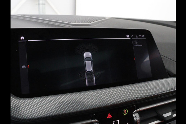 BMW 1-serie 118i High Executive | Sport Line | Panoramadak | Leder | Stoelverwarming | Keyless | Live Cockpit | Carplay | Sportstoelen | Navigatie | Spiegel Pakket | Parkeerhulp | Climate control