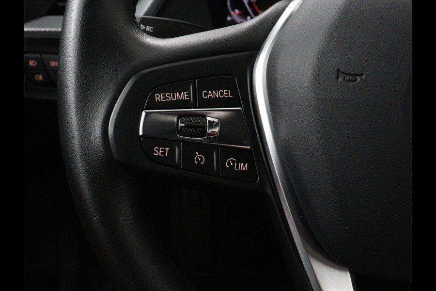 BMW 1-serie 118i High Executive | Sport Line | Panoramadak | Leder | Stoelverwarming | Keyless | Live Cockpit | Carplay | Sportstoelen | Navigatie | Spiegel Pakket | Parkeerhulp | Climate control