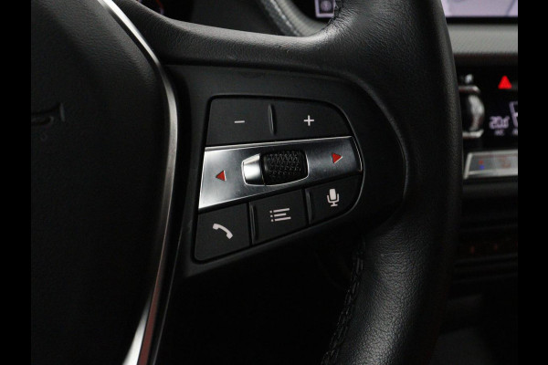 BMW 1-serie 118i High Executive | Sport Line | Panoramadak | Leder | Stoelverwarming | Keyless | Live Cockpit | Carplay | Sportstoelen | Navigatie | Spiegel Pakket | Parkeerhulp | Climate control
