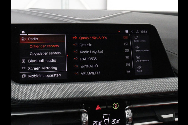 BMW 1-serie 118i High Executive | Sport Line | Panoramadak | Leder | Stoelverwarming | Keyless | Live Cockpit | Carplay | Sportstoelen | Navigatie | Spiegel Pakket | Parkeerhulp | Climate control