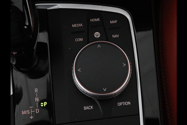 BMW 1-serie 118i High Executive | Sport Line | Panoramadak | Leder | Stoelverwarming | Keyless | Live Cockpit | Carplay | Sportstoelen | Navigatie | Spiegel Pakket | Parkeerhulp | Climate control