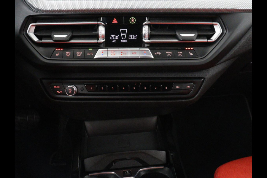 BMW 1-serie 118i High Executive | Sport Line | Panoramadak | Leder | Stoelverwarming | Keyless | Live Cockpit | Carplay | Sportstoelen | Navigatie | Spiegel Pakket | Parkeerhulp | Climate control