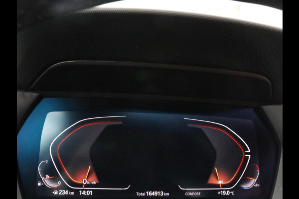 BMW 1-serie 118i High Executive | Sport Line | Panoramadak | Leder | Stoelverwarming | Keyless | Live Cockpit | Carplay | Sportstoelen | Navigatie | Spiegel Pakket | Parkeerhulp | Climate control