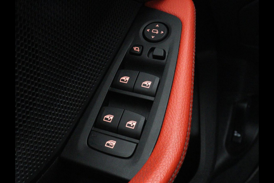 BMW 1-serie 118i High Executive | Sport Line | Panoramadak | Leder | Stoelverwarming | Keyless | Live Cockpit | Carplay | Sportstoelen | Navigatie | Spiegel Pakket | Parkeerhulp | Climate control