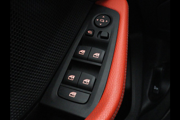 BMW 1-serie 118i High Executive | Sport Line | Panoramadak | Leder | Stoelverwarming | Keyless | Live Cockpit | Carplay | Sportstoelen | Navigatie | Spiegel Pakket | Parkeerhulp | Climate control