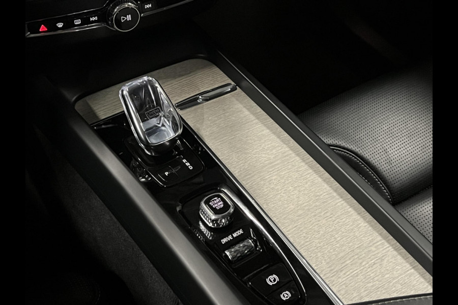 Volvo XC60 2.0 T8 Twin Engine AWD Momentum Pro Trekhaak | Massage | Stoelventilatie | Open dak | Stoelverwarming | Achteruitrij camera | Memory | Carplay | Leder