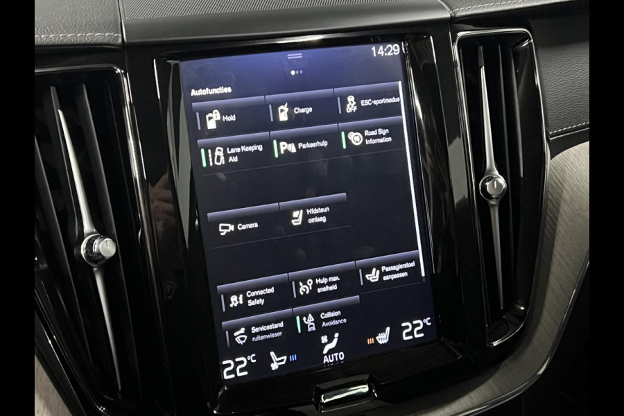 Volvo XC60 2.0 T8 Twin Engine AWD Momentum Pro Trekhaak | Massage | Stoelventilatie | Open dak | Stoelverwarming | Achteruitrij camera | Memory | Carplay | Leder