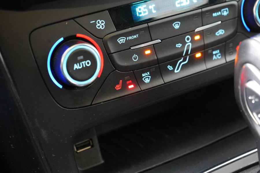 Ford FOCUS Wagon 1.5 150pk Titanium Automaat | Winterpack | Trekhaak | All-seasonbanden | Keyless | Cruise control | Apple Carplay