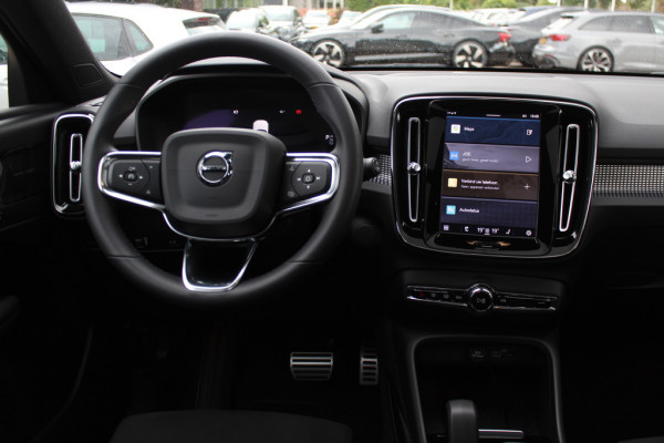 Volvo C40 Single Motor Extended Range Ultimate 82 kWh / SoH 95,6% / Trekhaak / Panoramadak / 360Camera / Half leder / Keyless / 20'' / Harman Kardon / CarPlay / Warmtepomp / Stuur+Stoelverwarming / Dodehoek / DAB / ACC