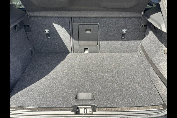 Volvo XC40 1.5 T5 Recharge R-Design | Trekhaak | Panorama dak | Beige Leder | Dealer onderhouden |