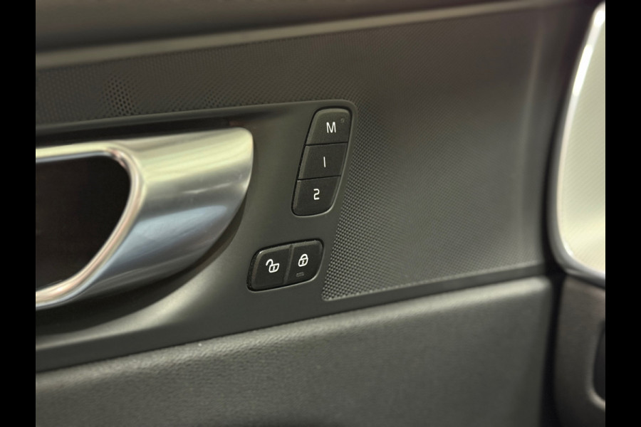 Volvo XC60 2.0 T6 AWD Plus Dark Trekhaak Pano Memory Camera Leer Keyless Cruise