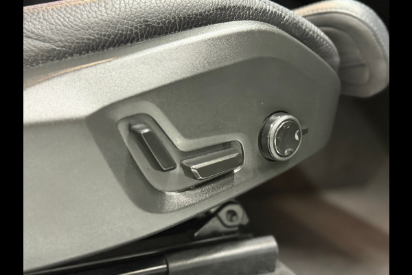 Volvo XC60 2.0 T6 AWD Plus Dark Trekhaak Pano Memory Camera Leer Keyless Cruise