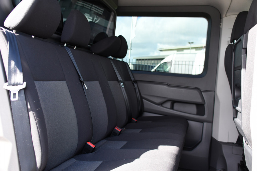 Volkswagen Crafter 35 2.0 TDI L3H2 DC Black Edition Cruise, Camera, Carplay, LED, Clima, Voorruit verwarming, Automaat, 7 Zits, Uniek!