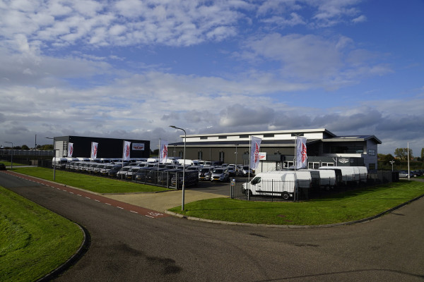 Mercedes-Benz Sprinter 319 V6 3.0 CDI L2H2 PB Edition Adaptieve Cruise, Camera, Carplay, LED, 3500kg Trekhaak, LED, Stoelverwarming, NAVI, Virtual, Uniek!