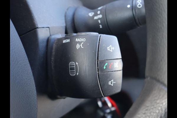 Renault Master T35 2.3 dCi 150 PK AUTOMAAT L2H2 + CARPLAY | CAMERA | 2500 KG TREKHAAK | CRUISE | NAVIGATIE