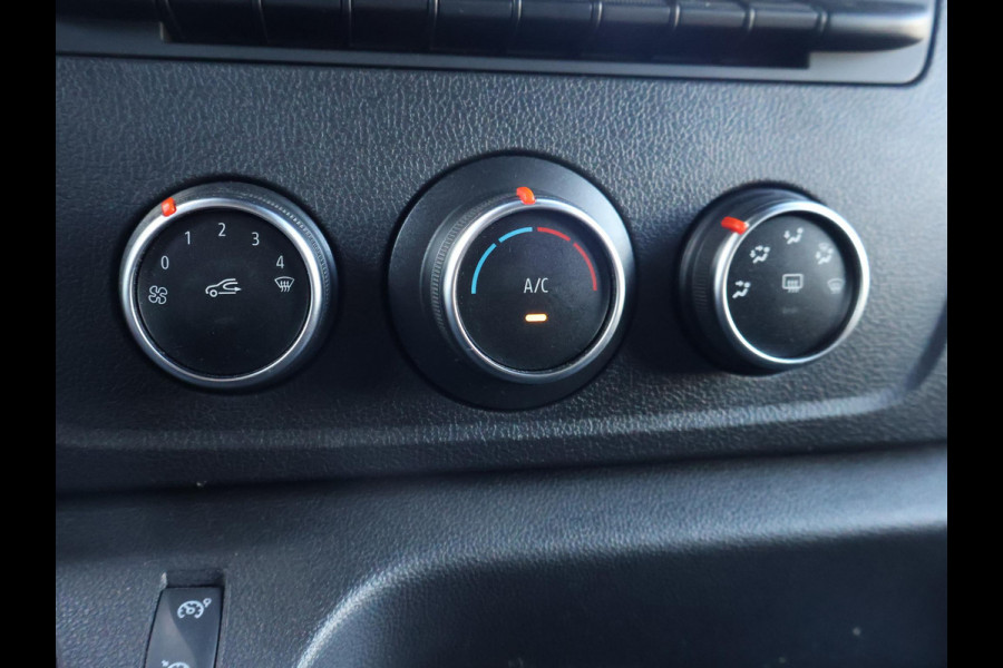 Renault Master T35 2.3 dCi 150 PK AUTOMAAT L2H2 + CARPLAY | CAMERA | 2500 KG TREKHAAK | CRUISE | NAVIGATIE