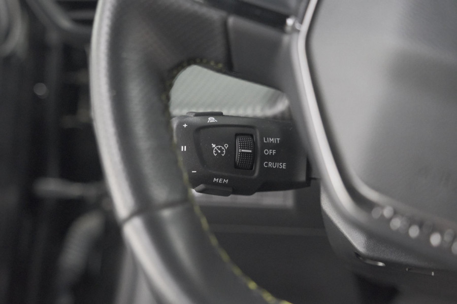 Peugeot 208 PureTech 130 EAT8 GT-Line | Camera | Adaptieve Cruise Control | Stoelverwarming | Navigatie