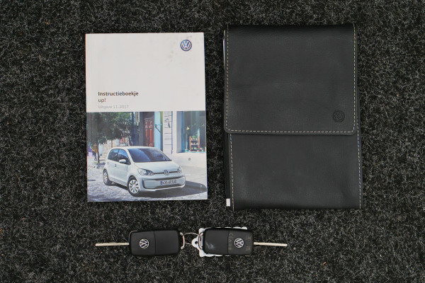 Volkswagen up! 1.0 BMT high up! 5-Deurs, Leder/Stof, Airco, Cruise, Bluetooth, Radio, PDC, 15''