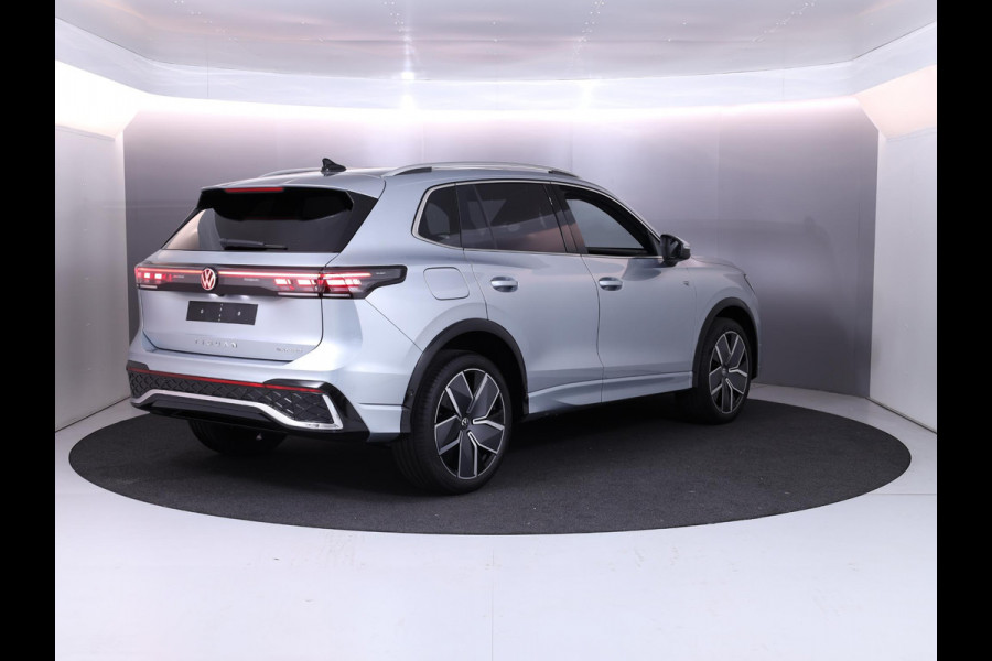 Volkswagen Tiguan R-Line-Edition 1.5 eHybrid 272 pk DSG | 20" LM | Stoel & stuurverwarming | 360 graden camera | IQ.Light |